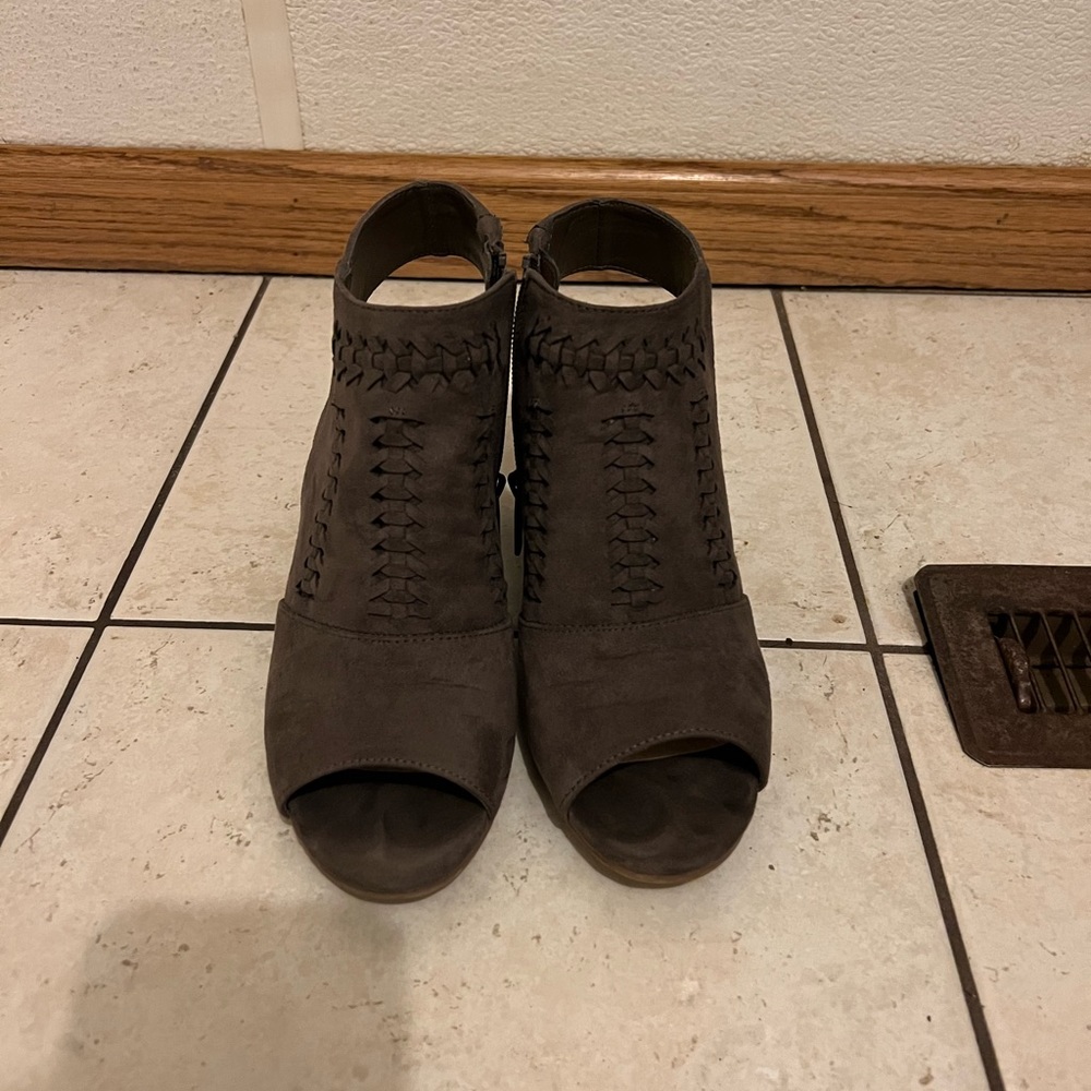 Sonoma Size 7.5 Women Sandles